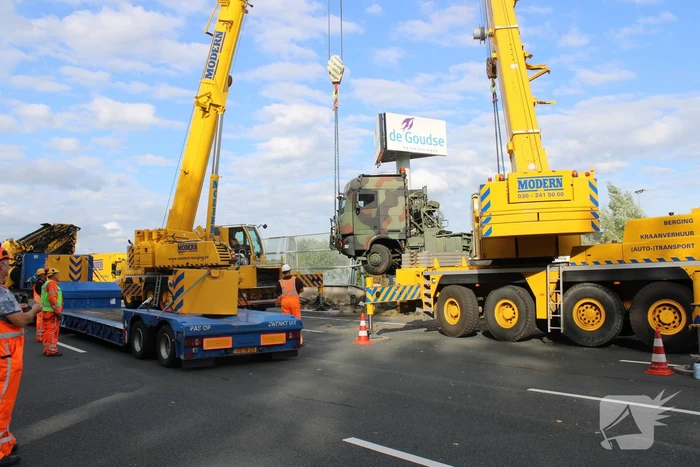 Berging gecrashte vrachtwagen en tank in volle gang