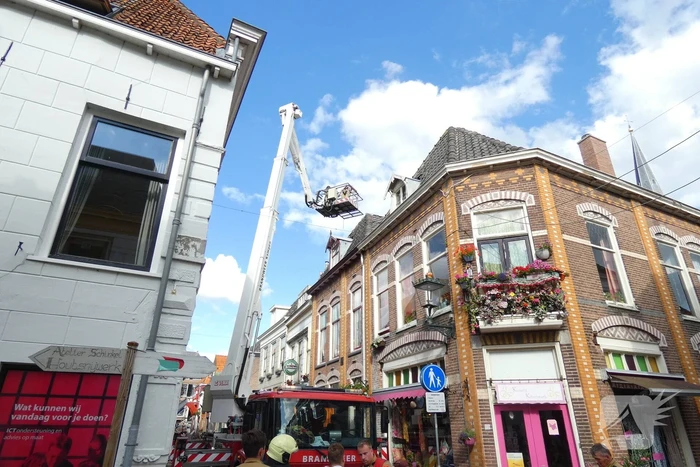 Losliggende dakpannen dreigen op terras te vallen