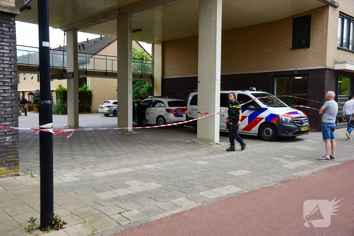 Kogelgat en mogelijke explosie bij woning