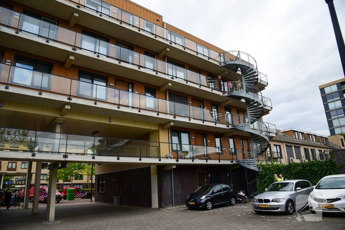 Kogelgat en mogelijke explosie bij woning