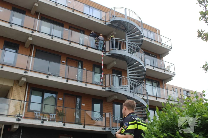 Kogelgat en mogelijke explosie bij woning