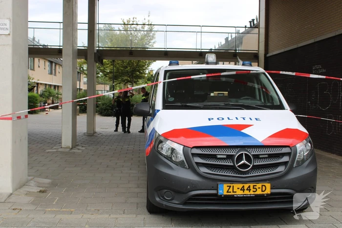 Kogelgat en mogelijke explosie bij woning