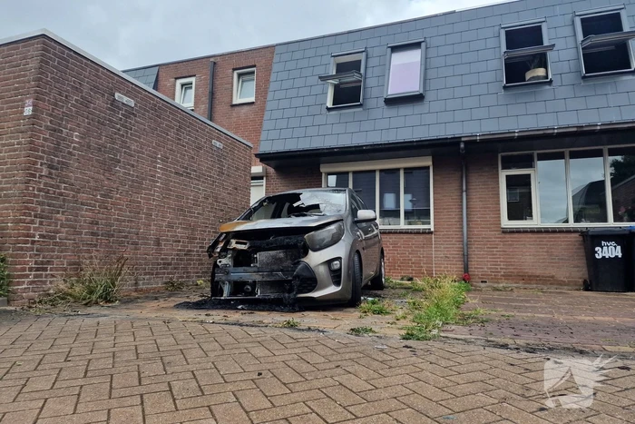 Geparkeerde auto voor woning in brand gestoken