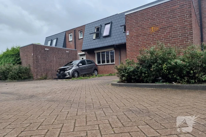 Geparkeerde auto voor woning in brand gestoken