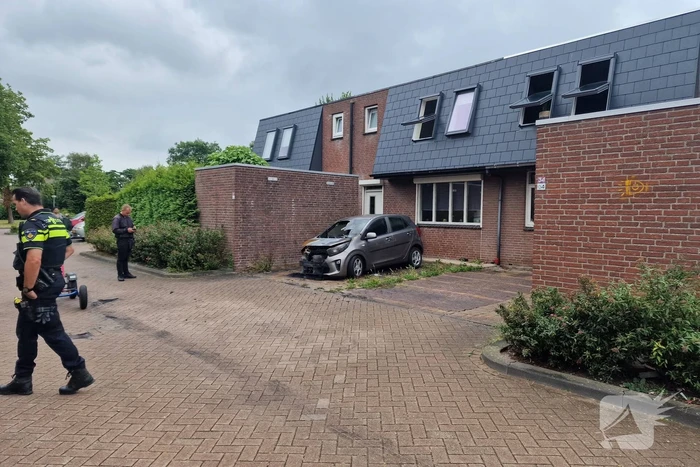 Geparkeerde auto voor woning in brand gestoken