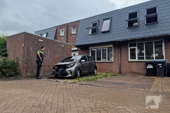 Geparkeerde auto voor woning in brand gestoken