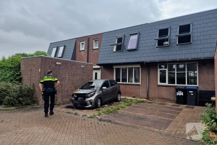 Geparkeerde auto voor woning in brand gestoken