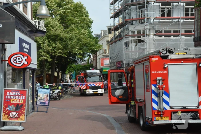 Winkel straat afgezet na melding vreemde lucht