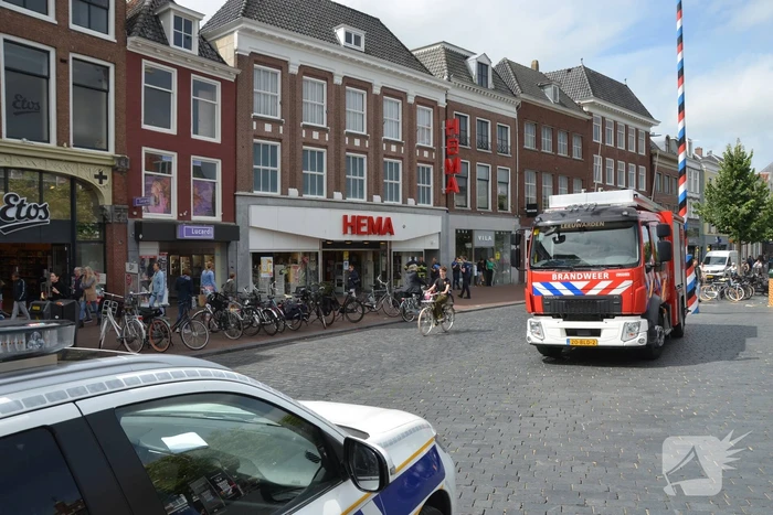 Winkel straat afgezet na melding vreemde lucht