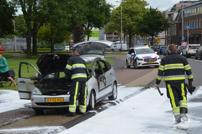 Auto verwoest na flinke brand