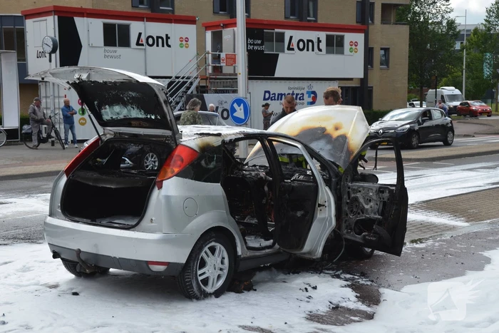 Auto verwoest na flinke brand