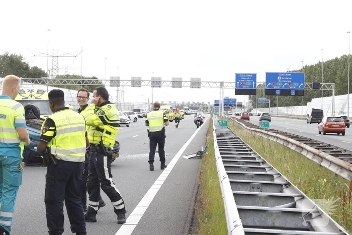 Auto op zijn kop bij botsing met vrachtwagen