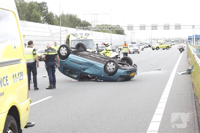Auto op zijn kop bij botsing met vrachtwagen