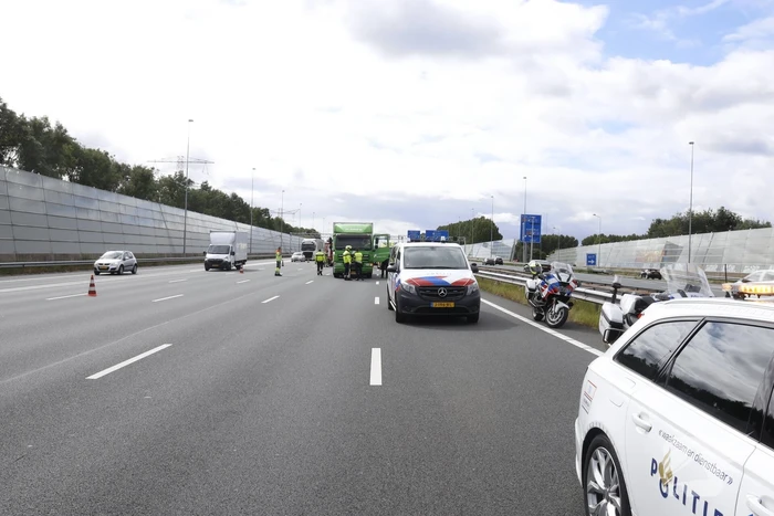 Auto op zijn kop bij botsing met vrachtwagen