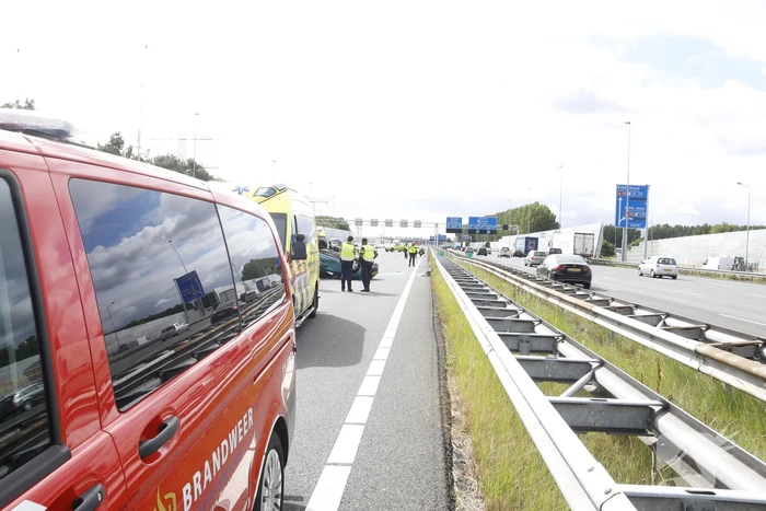 Auto op zijn kop bij botsing met vrachtwagen