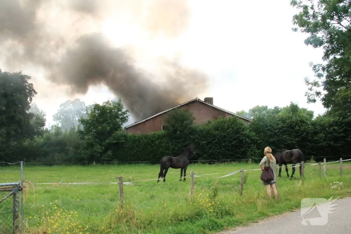 NL-Alert voor uitslaande brand in loods met caravans