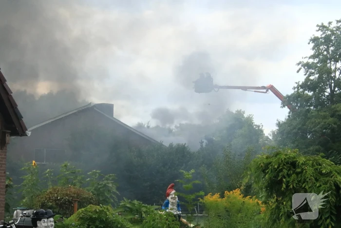 NL-Alert voor uitslaande brand in loods met caravans