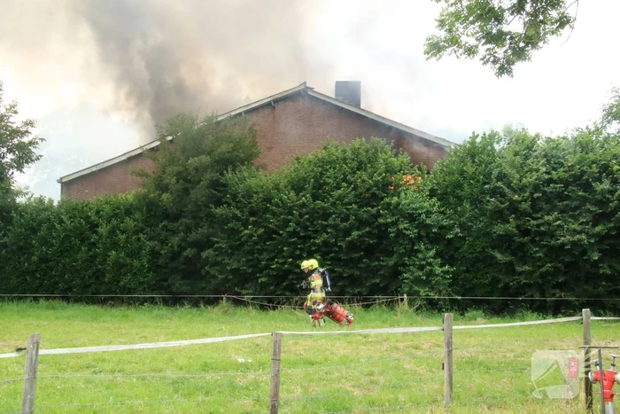 NL-Alert voor uitslaande brand in loods met caravans