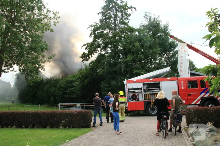 NL-Alert voor uitslaande brand in loods met caravans
