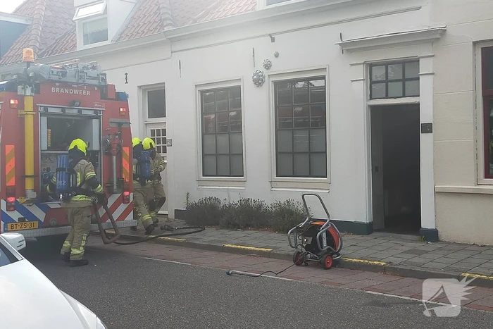 Bewoners starten blussing bij keukenbrand
