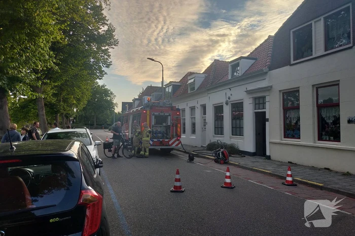 Bewoners starten blussing bij keukenbrand