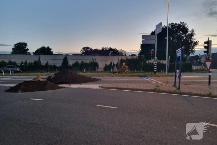 Boeren blokkeren oprit en afritten van snelweg met grond