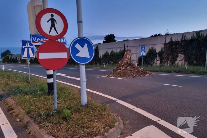 Boeren blokkeren oprit en afritten van snelweg met grond