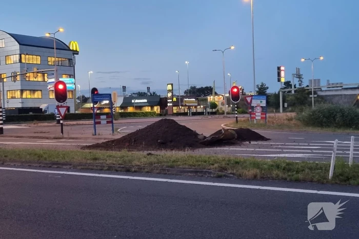 Boeren blokkeren oprit en afritten van snelweg met grond