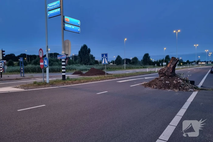 Boeren blokkeren oprit en afritten van snelweg met grond