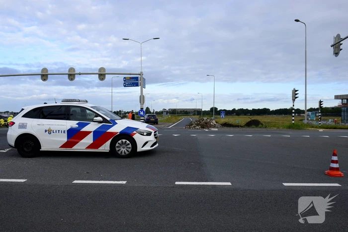 Boeren blokkeren oprit en afritten van snelweg met grond en puin