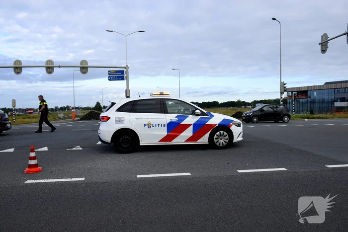 Boeren blokkeren oprit en afritten van snelweg met grond en puin