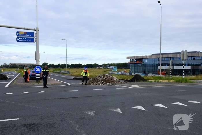 Boeren blokkeren oprit en afritten van snelweg met grond en puin
