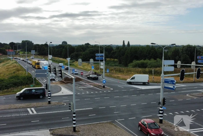 Boeren blokkeren oprit en afritten van snelweg met grond en puin