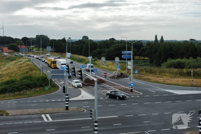 Boeren blokkeren oprit en afritten van snelweg met grond en puin