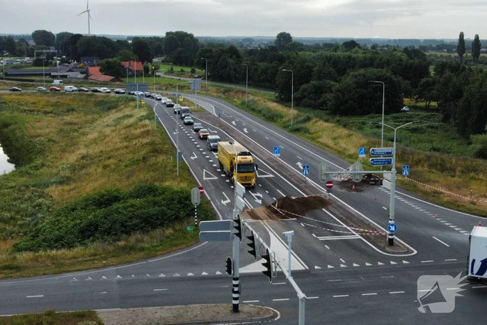 Boeren blokkeren oprit en afritten van snelweg met grond en puin