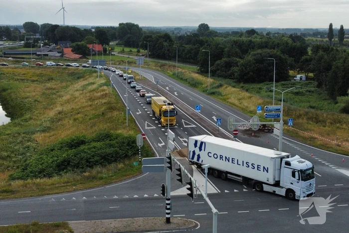 Boeren blokkeren oprit en afritten van snelweg met grond en puin