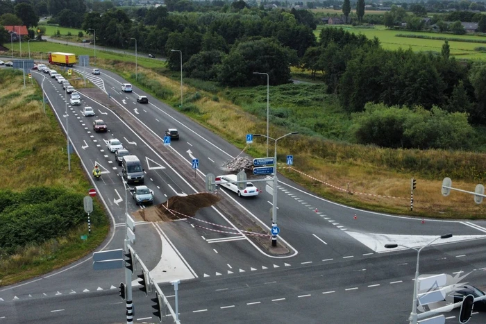 Boeren blokkeren oprit en afritten van snelweg met grond en puin