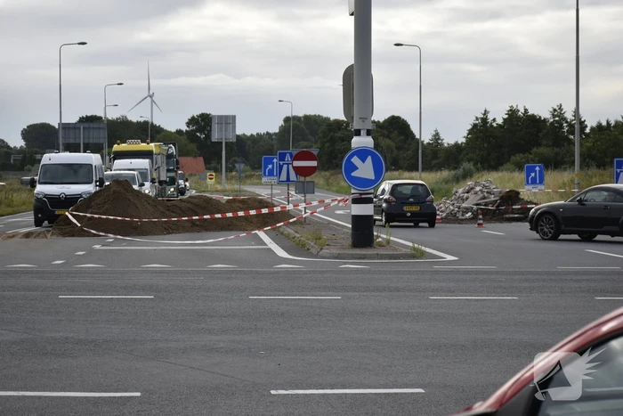 Boeren blokkeren oprit en afritten van snelweg met grond en puin