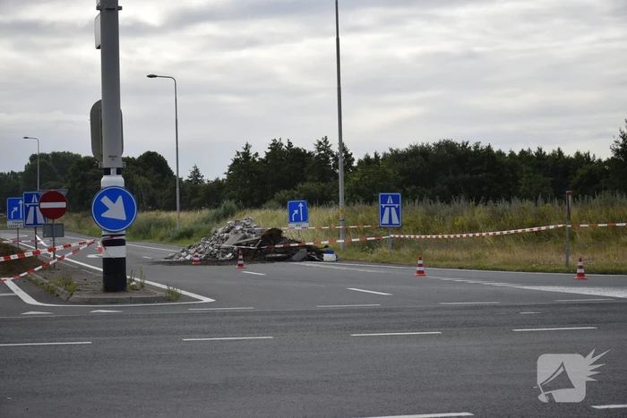 Boeren blokkeren oprit en afritten van snelweg met grond en puin