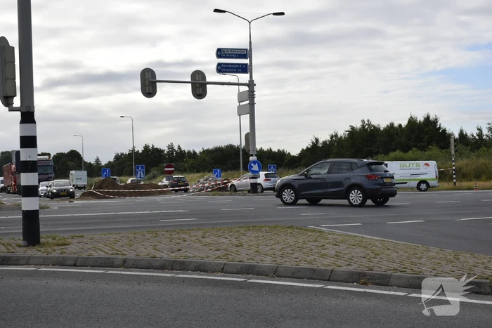 Boeren blokkeren oprit en afritten van snelweg met grond en puin