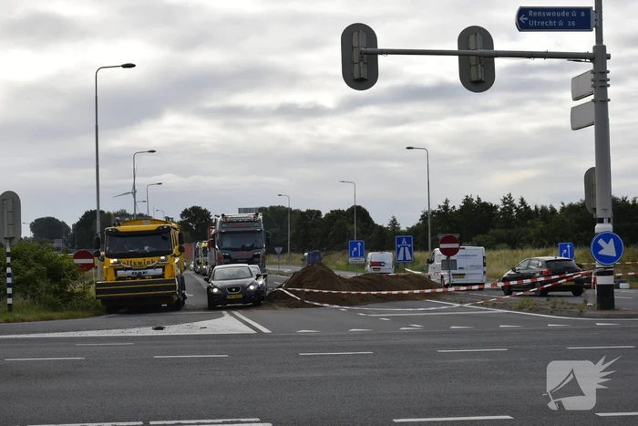 Boeren blokkeren oprit en afritten van snelweg met grond en puin