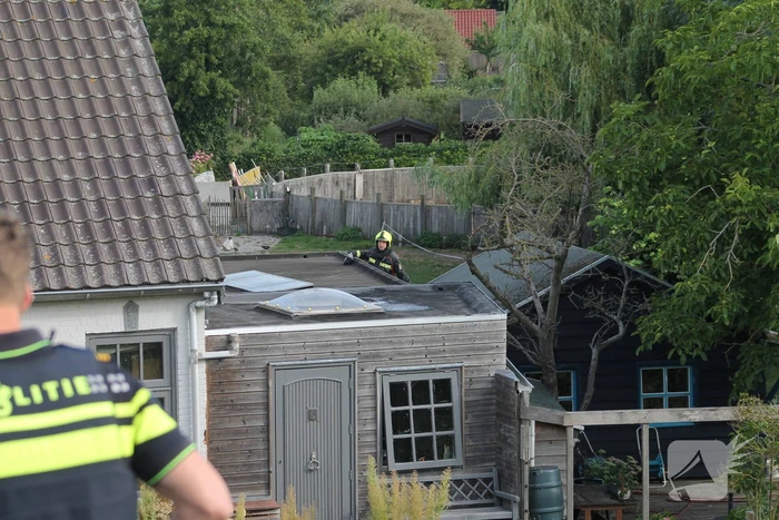Overdekte zithoek naast woning vat vlam