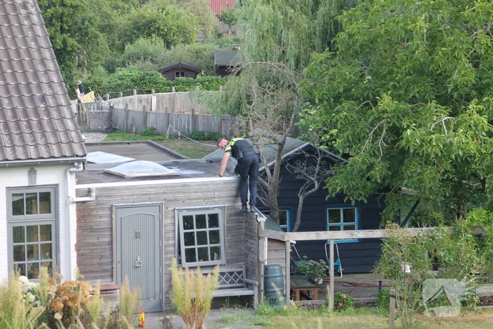 Overdekte zithoek naast woning vat vlam