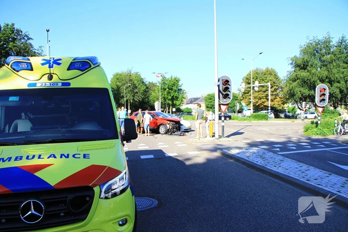 Flinke schade na botsing op kruispunt