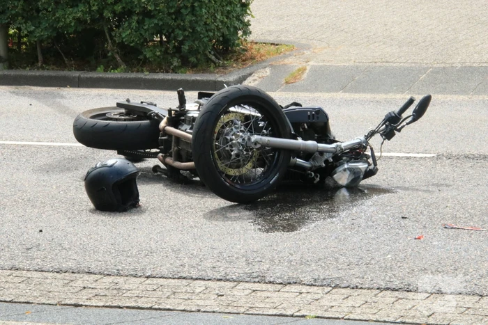 Motorrijder zwaargewond bij botsing met auto