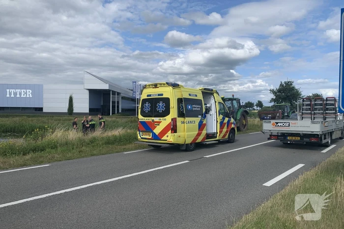 Auto slaat over de kop en belandt in water