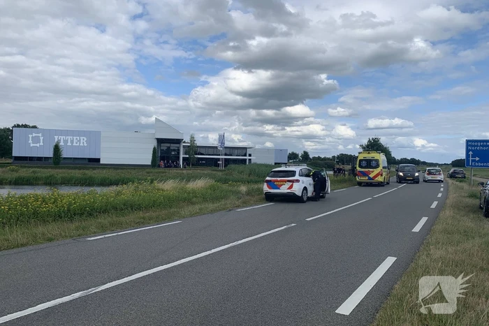 Auto slaat over de kop en belandt in water