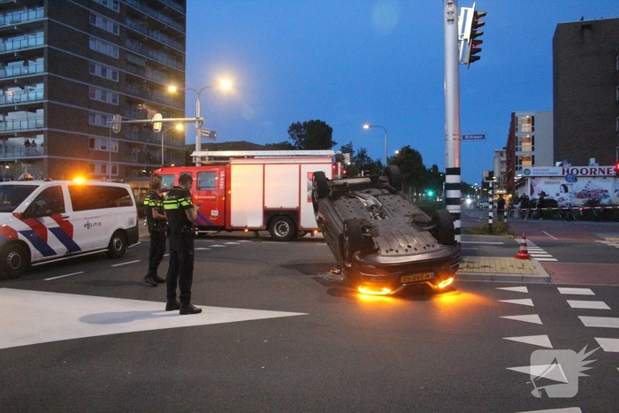 Auto belandt op zijn kop na ongeval