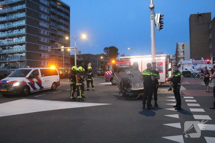 Auto belandt op zijn kop na ongeval