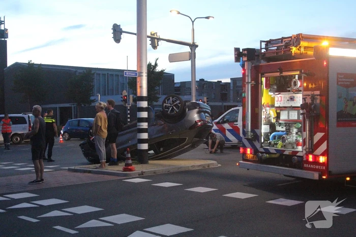 Auto belandt op zijn kop na ongeval